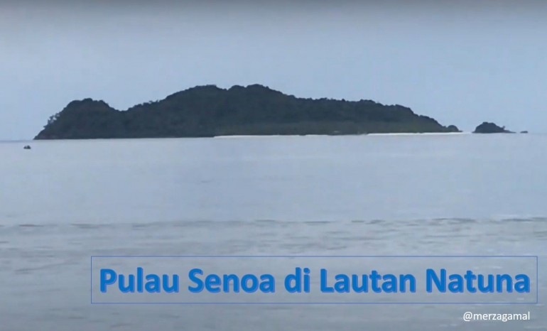 Image: Panorama Pulau Senoa dari kejauhan seperti sosok Ibu hamil yang terbaring di lautan Natuna (Photo by Merza Gamal)