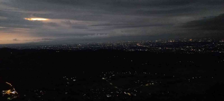 Keindahan Gemerlap lampu Kota Jogja view dari Watu Amben (dokumentasi pribadi)