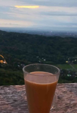 Menikmati kopi di Watu Amben dengan view perbukitan saat senja (dokumentasi pribadi)