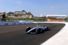 Mobil Formula E in action (dok.FIA Formula E)