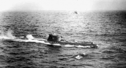 Kapal Selam B-59 ketika naik ke permukaan laut setelah perdebatan sengit antara Arkhipov dengan Savitsky dan Semyonovich | Sumber Gambar: Getty Images