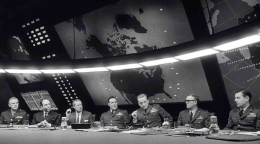 Adegan di Film Dr. Strangelove ketika para petinggi Militer Amerika mengetahui akan keberadaan Doomsday Machine ini | Sumber Gambar: imdb.com