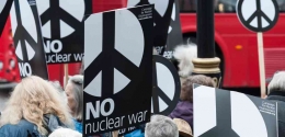 Para Demonstran anti-Senjata Nuklir ketika melakukan unjuk rasa | Sumber Gambar: Getty Images