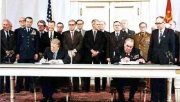 Presiden Amerika Jimmy Carter dan Pemimpin Soviet Leonid Brezhnev ketika menandatangani perjanjian pembatasan senjata nuklir | Sumber Gambar: af.mil