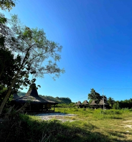 Rumah Adat Sumba dalam bentang alam yang jernih di Kampung Adat Praiyawang. Foto by Kenia Pakpahan.