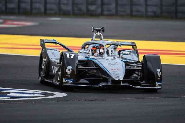 Mercedes EQ FE beraksi di Formula-E Prix (mercedes-benz.com)