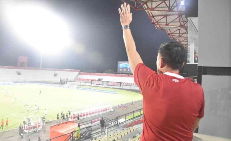 Ketua Umum PSSI menyapa dan menyemangati timnas secara lansung di stadion (foto: PSSI).