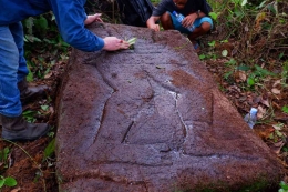 batu tatahan (relief) yang dipahat hingga di sekeliling batu (Dok Pribadi)