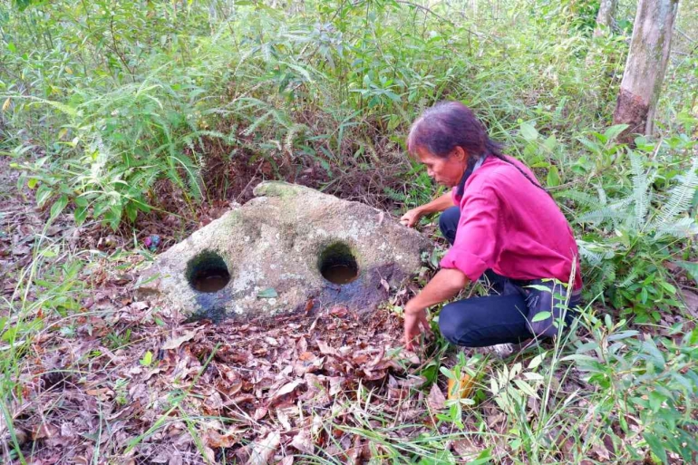 lesung empat lubang dengan sebagian tertimbun dalam tanah (Dok Pribadi)