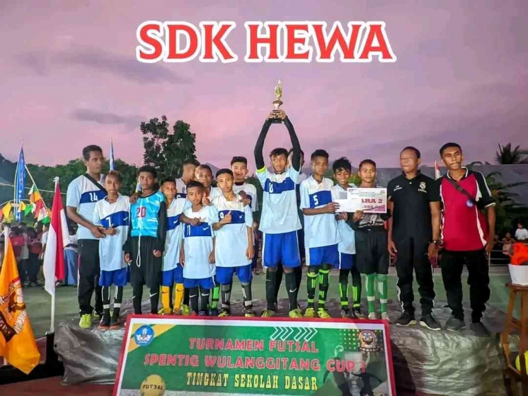 Tim futsal SDK Hewa sebagai runner up turnamen futsal Spentig Wulanggitang Cup I. Sumber foto WA group panitia turnamen.