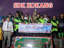 Tim futsal SDK Kokang saat menerima hadiah juara I. Sumber foto WA group panitia turnamen.