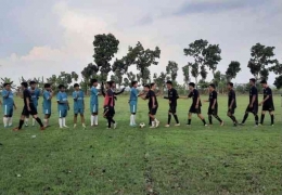 Pemain Intan Jaya FC dan Persiwa FC saling berjabat tangan sebelum pertandingan. (Instagram/@intanjaya.fc)