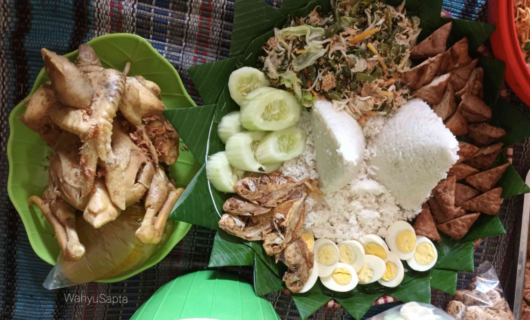 Tumpeng Pungkur, Ayam Ingkung, dan Ubo Rampenya. | Foto: Wahyu Sapta.