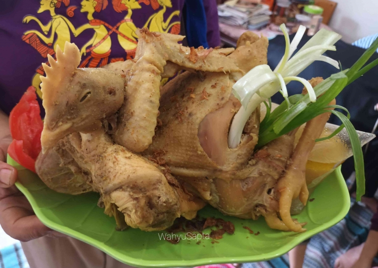 Ayam ingkung, simbol pengorbanan. | Foto: Wahyu Sapta.