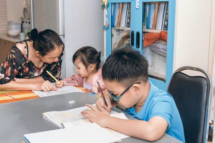 Ilustrasi anak belajar bersama orangtua| Shutterstock via Kompas.com
