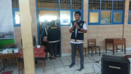 Dr Mughni dari tim dokter Undip memberikan informasi seputar pengobatan gratis di dusun Gojoyo,Kecamatan Wedung Kabupaten Demak./Dok Undip