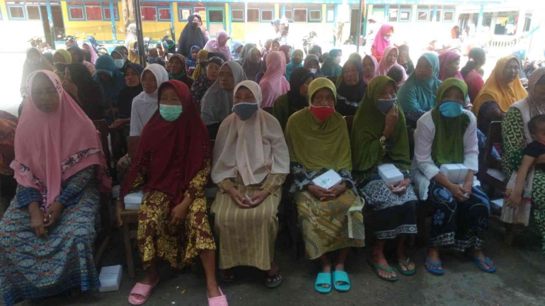 Partisipasi warga Desa Gejoyo mengikuti pengobatan gratis (Sumber: dok. Pribadi)