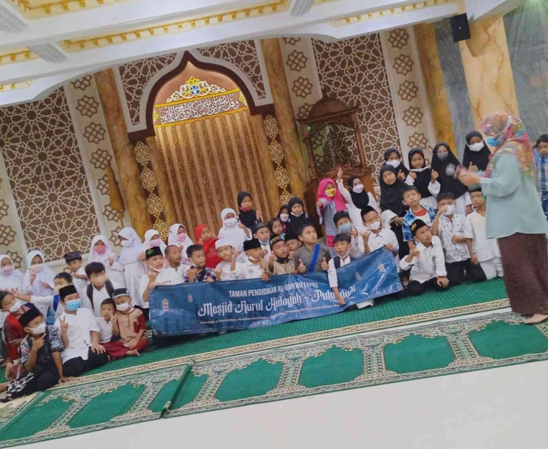 [Dokumen Pribadi] Kegiatan akhirusanah dan persiapan pawai TPQ Nurul Hidayah di Masjid Nurul Hidayah Sleman Yogyakarta (4/4/2022)