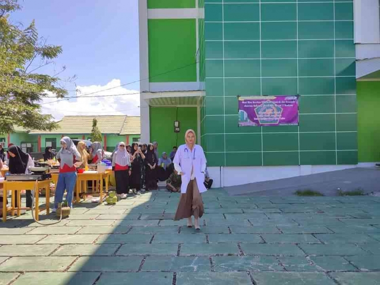 Salah satu performance siswa di Fashion Show, yang menampilkan profesi Dokter