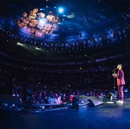 Calum Scott saat konser di Royal Albert Hall, London. (@calumscott)