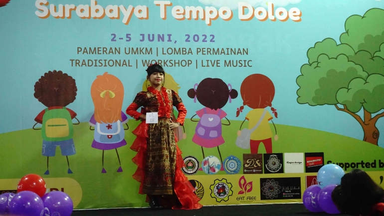 Foto lomba ular tangga, bakiak, dan fashion show dalam acara festival nostalgia Surabaya tempo doloe, Sabtu (4/6).