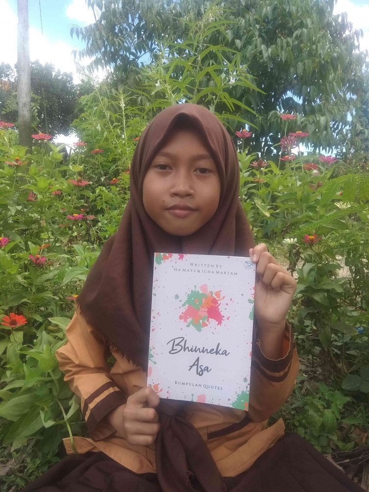 Icha Martam, siswi SMP N 20 Buru, memulai karir menulisnya dengan menulis buku kumpulan quotes berjudul Bhinneka Asa (dokpri)