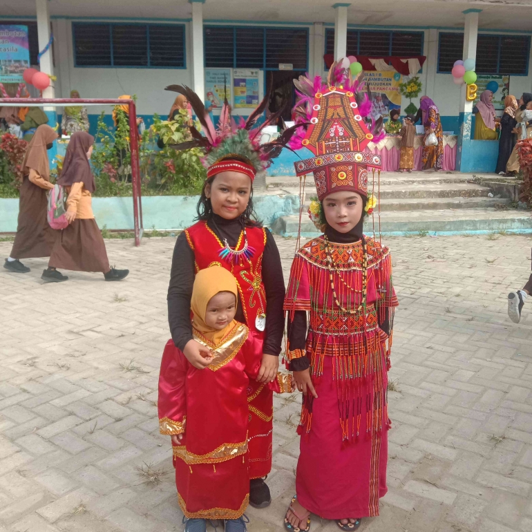 Siswi mengenakan pakaian tradisional|foto: Ayra Amirah