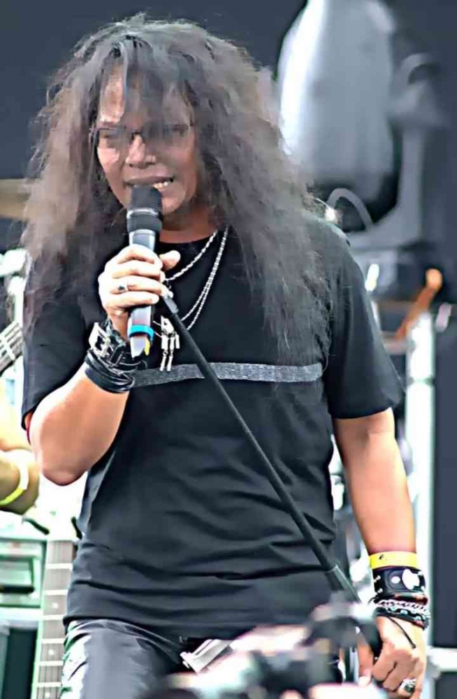 D Suri Rapper Tampil Nyentrik Namun Tak Nge-rock Lagi, Penyanyi Pop Suri Luncurkan 3 ...