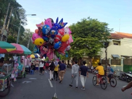 Foto: masyarakat yang melakukan cfd dan pedagang yang berjajar