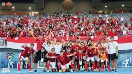 Skuat Timnas Indonesia dengan latar suporter fanatik di Stadion Jaber Al-Ahmad, Kuwait. Sumber: twitter.com/PSSI