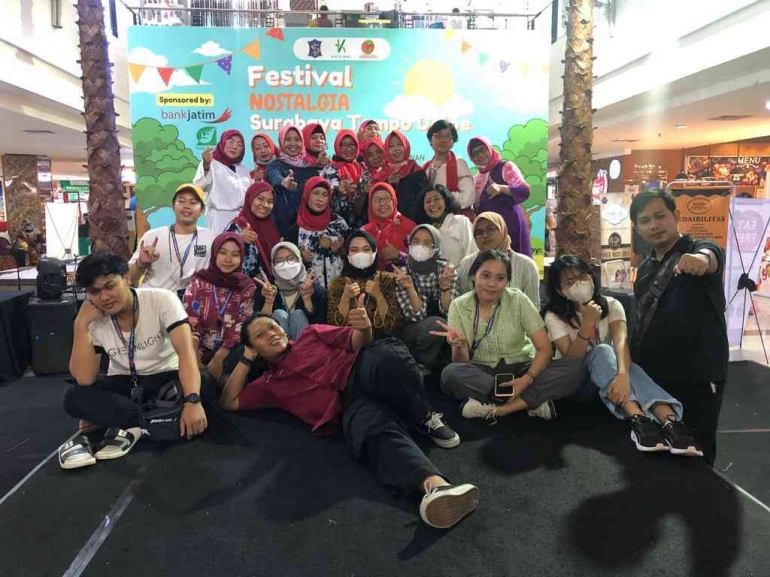Foto seluruh panitia acara festival Surabaya tempo doloe bersama Ibu Camat Tambaksari, Minggu (5/6).