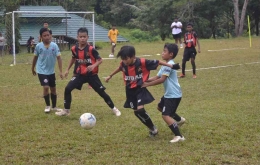 Pemain Gubah FS berusaha memenangkan perebutan bola. (Foto: Dok. Liga Remaja Balikpapan)
