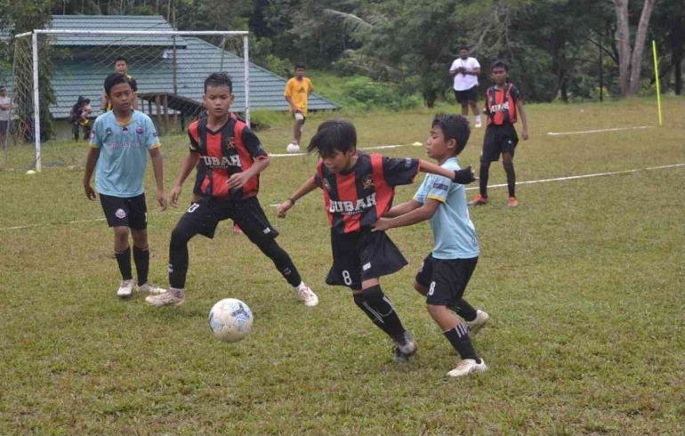 Pemain Gubah FS berusaha memenangkan perebutan bola. (Foto: Dok. Liga Remaja Balikpapan)