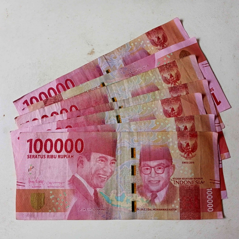 Lembaran uang seratus ribu rupiah (dokumen pribadi)