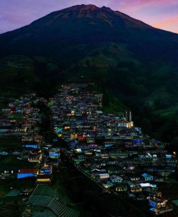 Pemandangan di Nepal Van Java saat hari mulai gelap dari ketinggian (sumber : @nepal_van_java) 