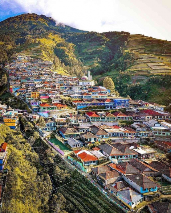 Pemandangan pagi hari di Nepal Van Java dari ketinggian (sumber : @nepal_van_java)