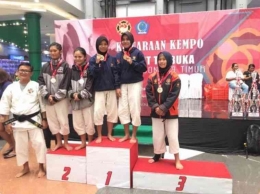 Restoe (deretan kedua dari sisi kanan), saat Kejuaraan Kempo Sulawesi Utara Terbuka 2019.