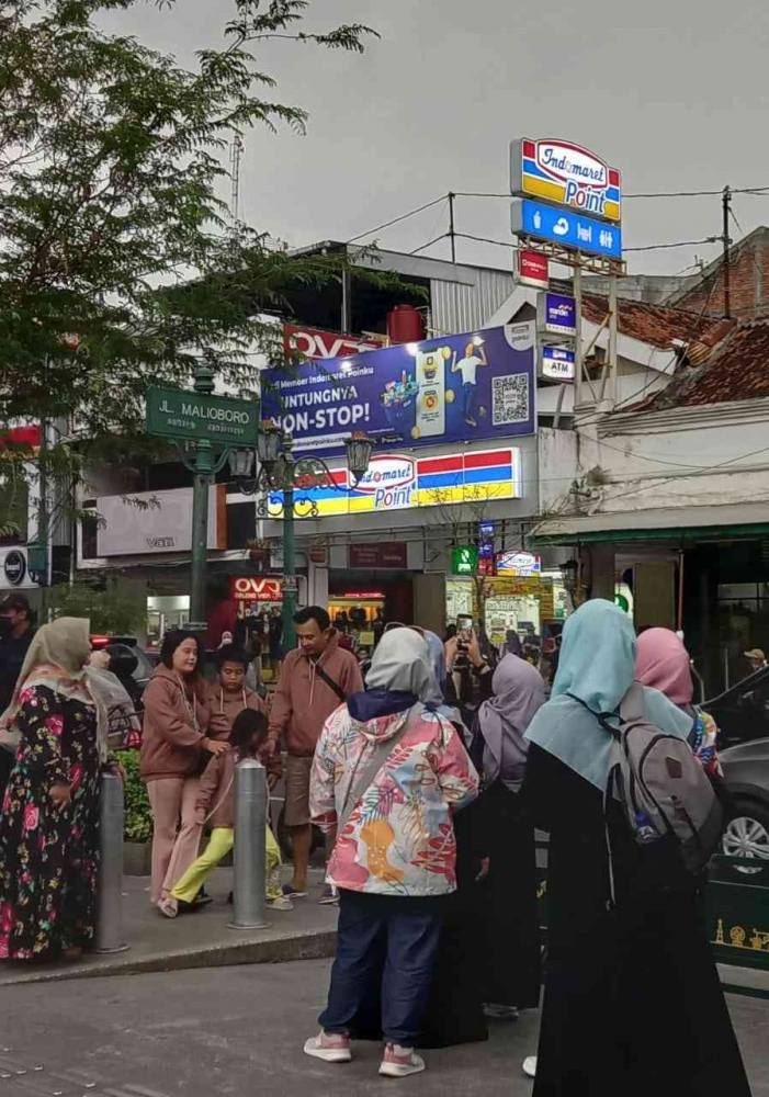 Pengunjung mengantre untuk berfoto di plang JL. Malioboro / Dokpri