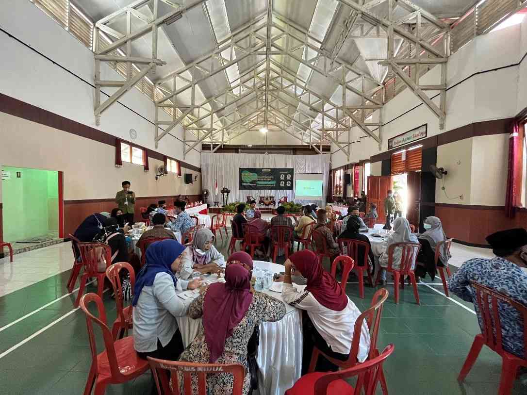 Mahasiswa KKN-T MBKM UPNVJT Gelar Seminar Kewirausahaan Dan Ekonomi ...