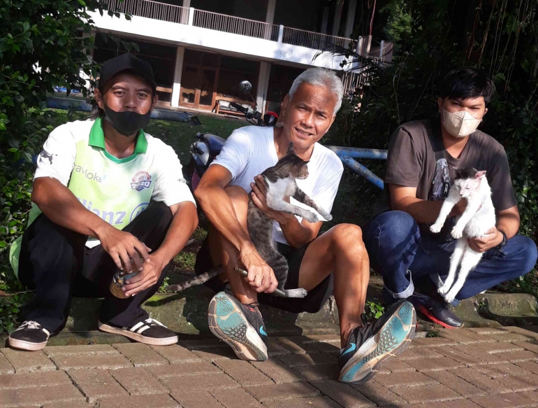 Hans Batubara ( di tengah ): penyayang kucing liar di areal Situ Gintung  Dok: Pribadi