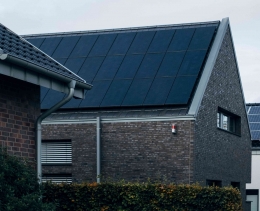 Panel surya di atas atap (Benjamin Jopen/Unsplash).