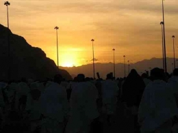 Aku dan suami berjalan kaki pp Makkah - Mina - Arafah - Mudzdalifah - Mina - Makkah. Rangkaian ibadah haji penentu waktunya matahari. Dokumen pribadi.