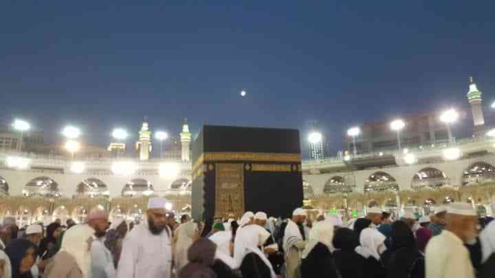 Suasana pelataran Ka'bah saat malam hari tahun 2018. Kebetulan tampak di langit Makkah bulan purnama, indah sekali | Dokumen pribadi.