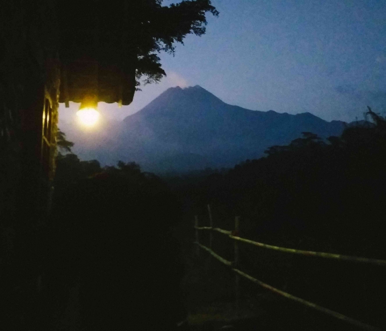 Pemandangan Gunung Merapi Saat Senja dari Kopi Merapi sumber : Dokumen Prbadi