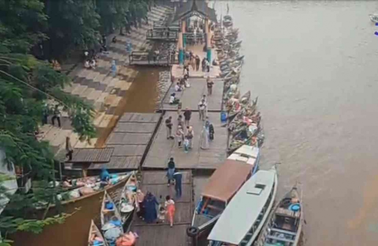 Foto pengunjung yang ada di pasar terapung siring (Dokpri) 