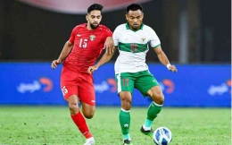 Pemain Timnas Indonesia, Saddil Ramdani (kanan) versus pemain Yordania, Abdallah Nasib (kiri) pada laga kedua Grup A Kualifikasi Piala Asia 2023