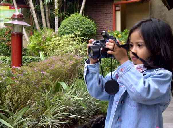 Sejak kecil Teteh suka fotografi dan sudah terbiasa menggunakan kamera. Dokumen pribadi.