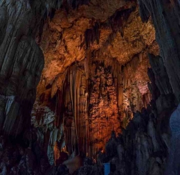 Batu stalaktit dan Stalakmit (sumber: instagram @krisbiantography)