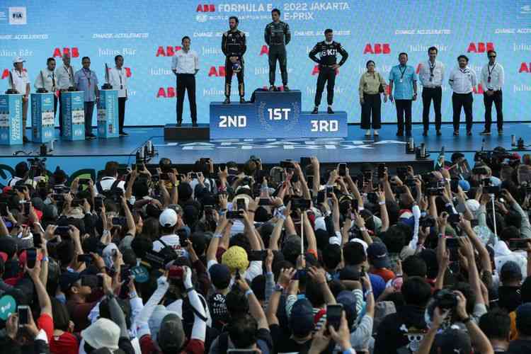 Presiden RI, Joko Widodo dan Gubernur DKI Jakarta Anies Baswedan menyerahkan piala kepada juara Formula E Jakarta 2022 | KOMPAS.com/KRISTIANTO PURNOMO