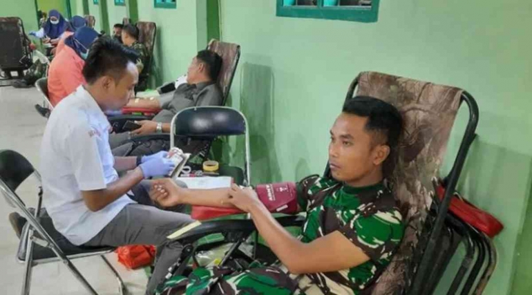 Bakti sosial donor darah prajurit TNI di Makodim 0826 Pamekasan. Dokpri